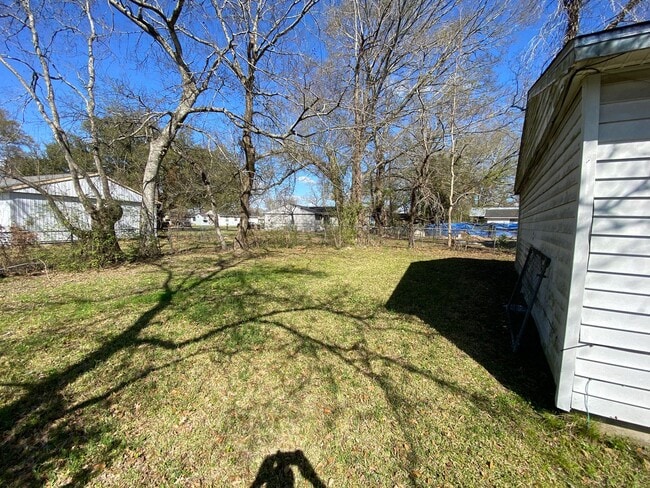 Building Photo - Spacious 4-Bedroom Home – Section 8 Welcome!