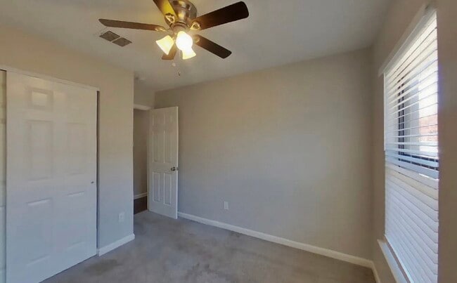 Building Photo - MOVE IN READY