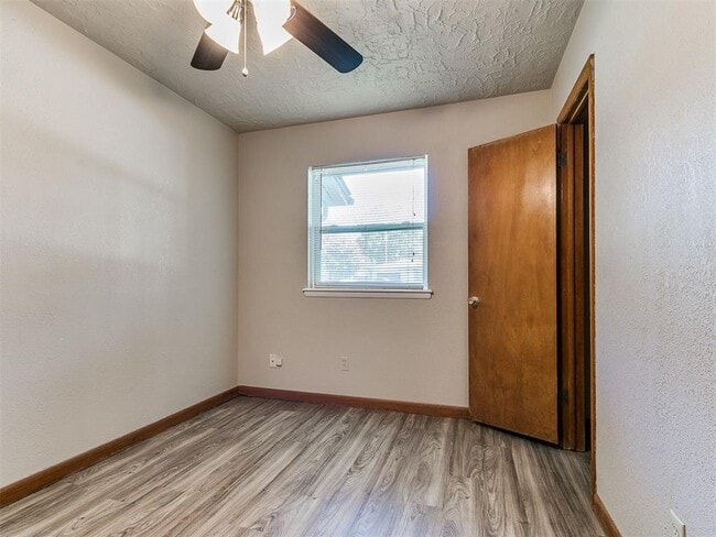 Building Photo - 212 S Mercedes Dr