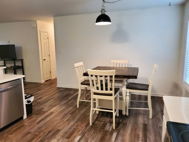 Building Photo - Beautiful 3BR/2BA Home in Hunters Lake – B...