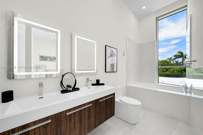 Building Photo - West 47th Street, Miami Beach, FL 33140 - 5 BR 5 BA single-family home