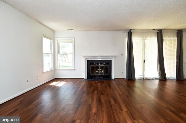 Building Photo - Charming and light-filled 1-bedroom, 1-bat...