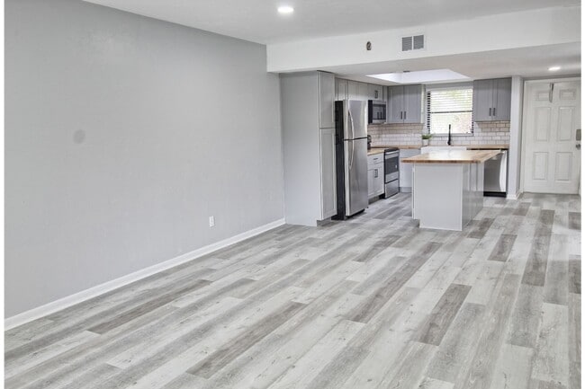 Building Photo - Gorgeous New Remodel! Pine Haven Condo in Bonita Springs!
