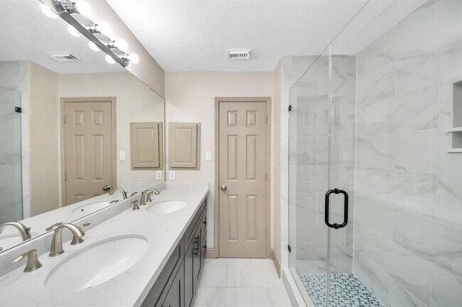 Building Photo - 2030 Winding Hollow Dr