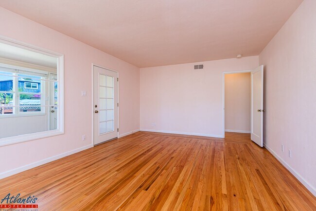 Building Photo - Lovely Seacliff Home | Desirable Location