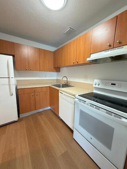 Building Photo - 411 Executive Center Dr