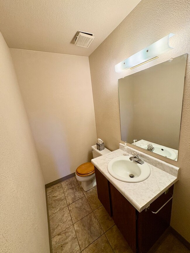 Building Photo - Large 3 bedroom house in the Heights! (Items will be removed)