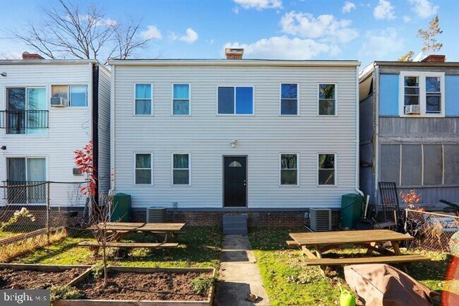 Building Photo - 3915 9th St NE