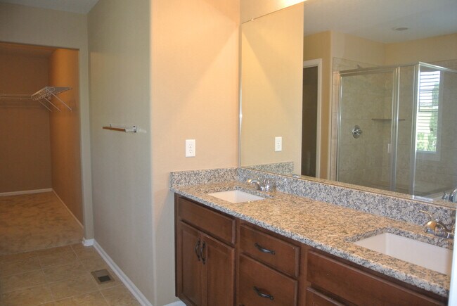 Building Photo - 5Bed/3.5Bath Home in Blackstone Country Club Community