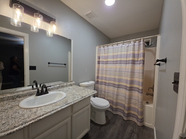 Building Photo - 303 Pinon Way