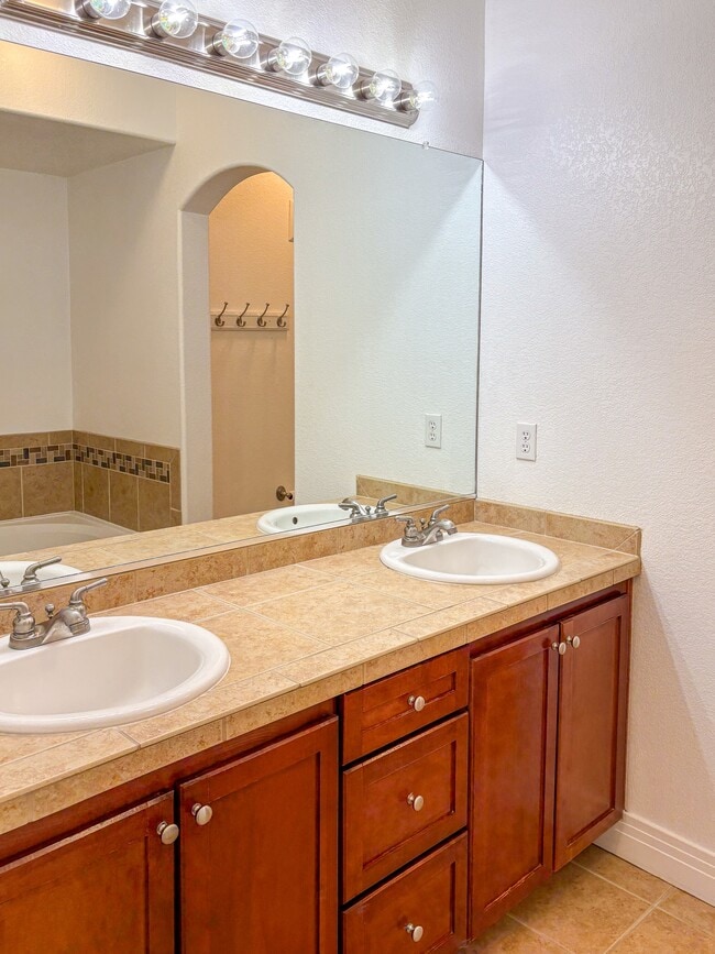 Building Photo - 9059 E Panorama Cir