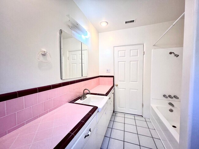 Building Photo - Cozy 2-Bedroom Home in San Bernardino $2,6...