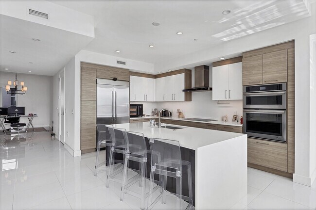 Building Photo - 1155 N Gulfstream Ave