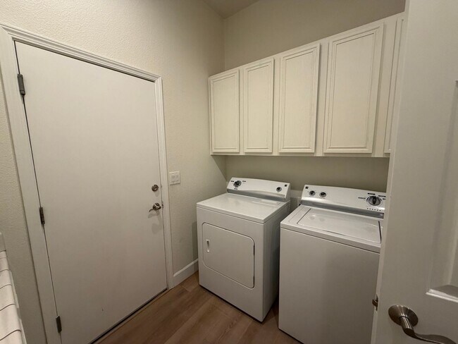 Building Photo - 1174 University Ridge Dr