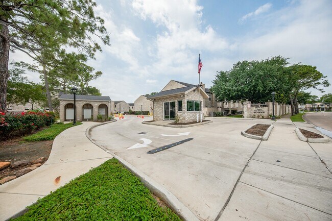 Building Photo - 2842 Holly Hall St