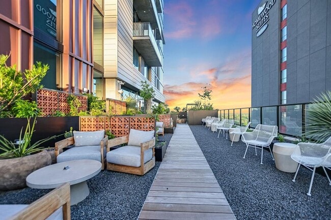 Building Photo - 84 East Ave