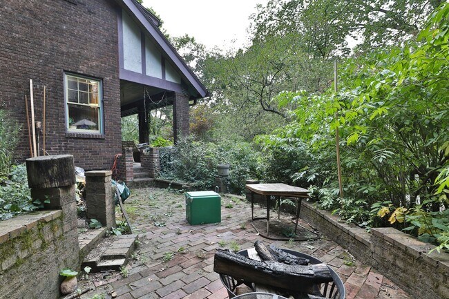 Building Photo - Highly Sought After OSU 6 Bedroom House Iuka Ravine with 2 new bathrooms and free off-street parking