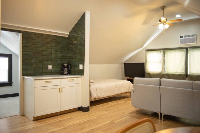 Building Photo - 4174 Cass St