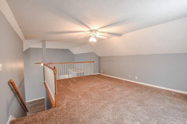 Building Photo - Pet Friendly Three Bedroom with Bonus in S...