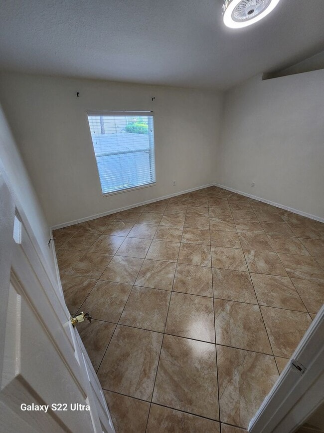 Building Photo - 4 bedroom 2 bath