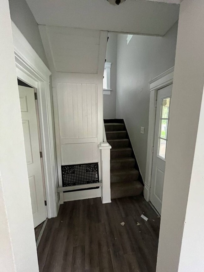 Building Photo - Spacious and Elegant 4 Bedroom Residence w...