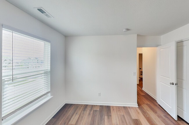 Building Photo - 10506 Broadford St