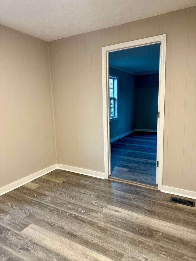 Building Photo - Cute 2 bedroom/ 1 bath Madison w/ Bonus Room