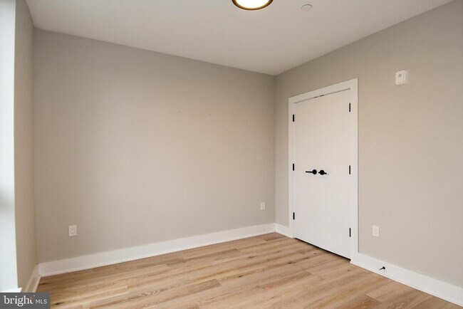 Building Photo - 1016 17th Pl NE