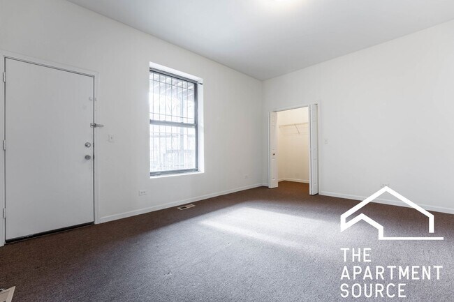 Building Photo - HUGE 4BR/2BA Duplex Close to Blue Line