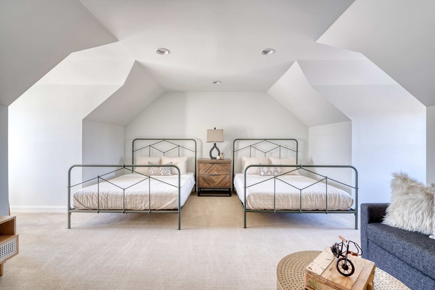 Building Photo - 512 NE 56th Ave