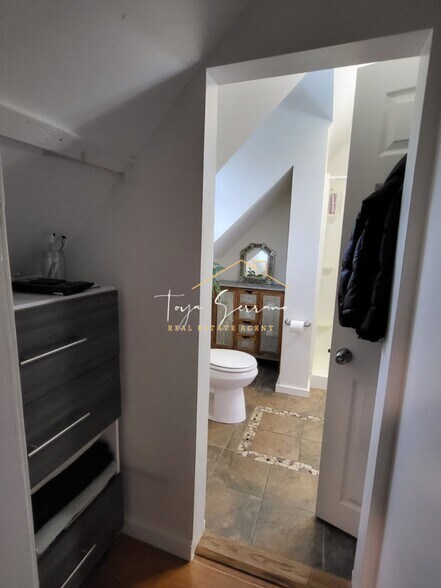 Building Photo - 648 Columbia Rd