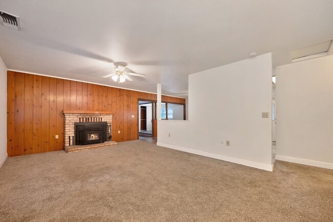 Building Photo - Charming 3 Bedroom, 2 Bath Home Close to Town