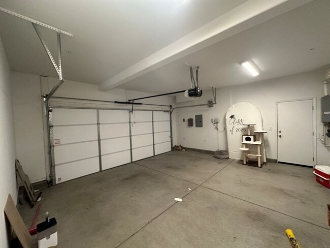 Building Photo - Spacious 4-Bedroom, 3-Bath Home in Southea...
