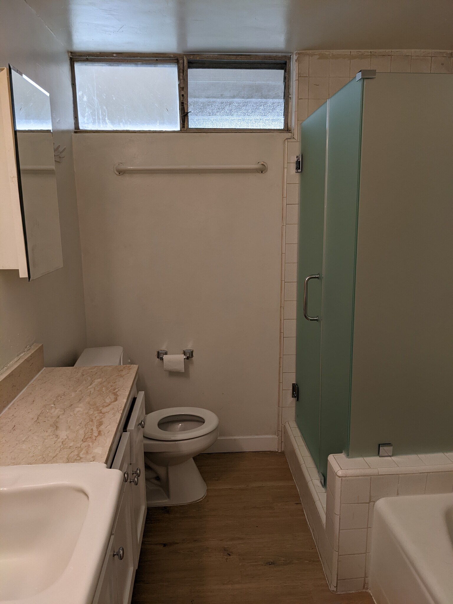 Bath - 1637 Veteran Ave
