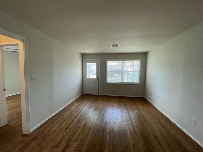 Building Photo - Del City Three Bedroom - Complete Remodel!