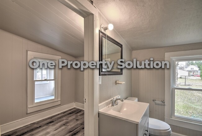 Building Photo - 810 Plain St