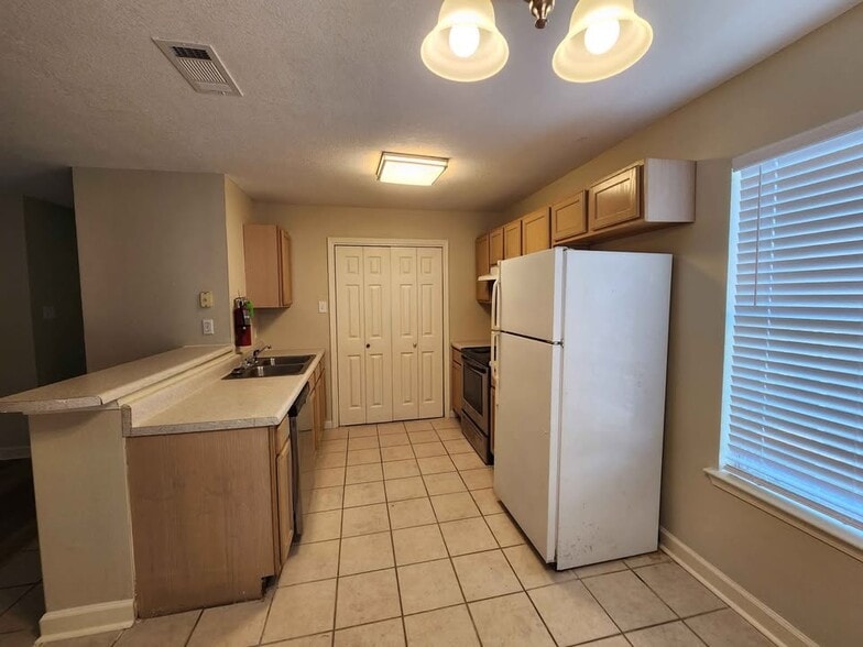 Building Photo - 5080 Gautier Vancleave Rd