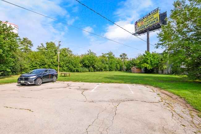Building Photo - 11015 S Lloyd Dr