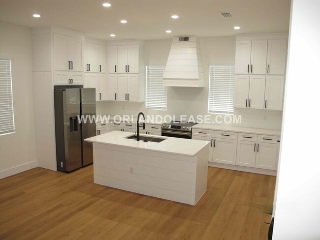 Building Photo - Beautiful 3/3.5 Townhome in the SODO area of Orlando