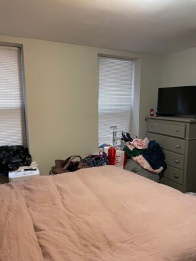 Building Photo - North End - 3 bedroom apartment (bi-level)...