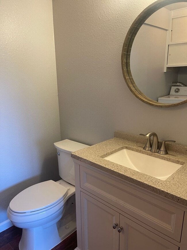 Building Photo - Charming 3bd split level