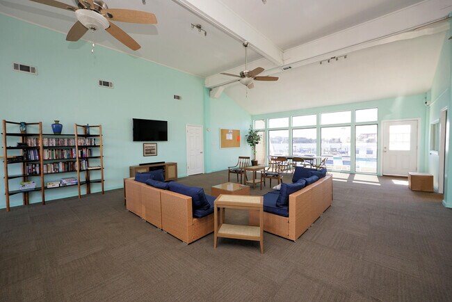 Building Photo - 308 Miracle Strip Pkwy SW