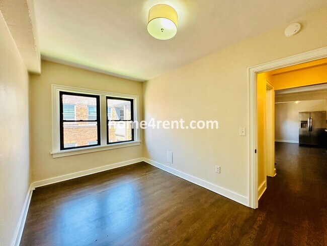 Building Photo - Luxury Condo Living Near the Country Club Plaza!