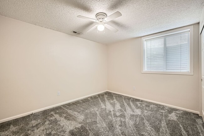 Building Photo - 2 Bedroom, 1 1/2 Half Bath, End Unit Townhome!