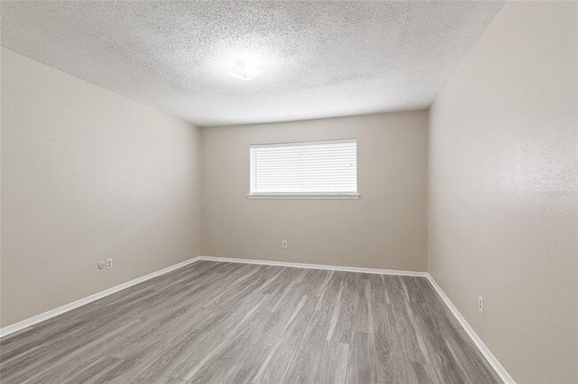 Building Photo - 233 W Tri Oaks Ln