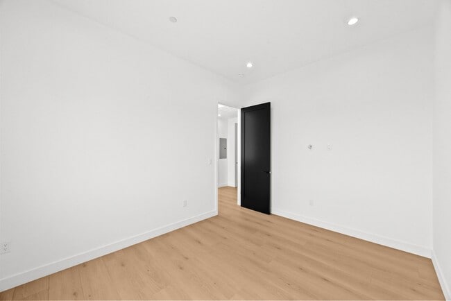 Building Photo - Bright and Spacious Newly Renovated Townhome | 5 Bedroom | 5 Bathroom | Parking Included