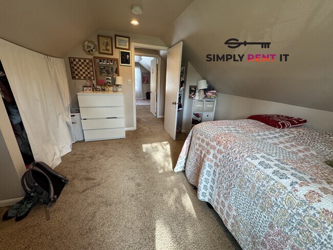 Building Photo - 6 Bedroom House on Campus Available Now