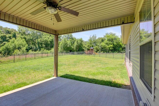 Building Photo - Sharp 3 bed 2 Bath Close To Ft Campbell