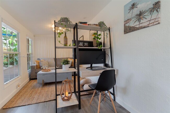 Building Photo - 312 SW 12th Ave