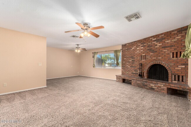 Building Photo - 1890 E Loma Vista Dr